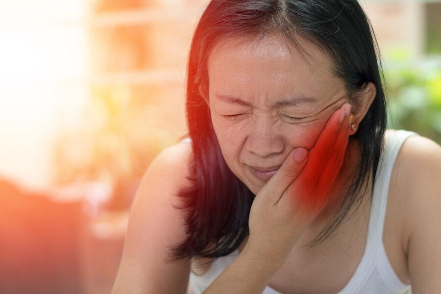 woman holding jaw during dental emergency | melbourne family dental